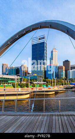 Elizabeth Quay Brücke mit Blick auf Elizabeth Quay und der Stadt Perth. Perth, Western Australia Stockfoto