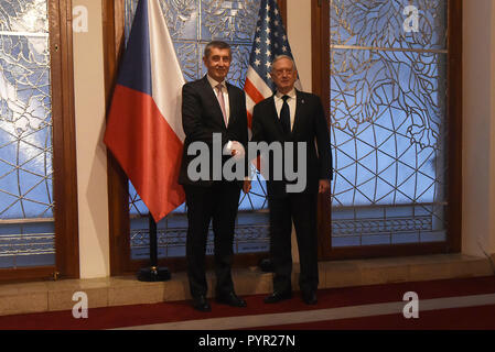 Us-Verteidigungsminister James N. Mattis trifft sich mit dem tschechischen Premierminister Andrej Babis auf das Amt des Ministerpräsidenten in Prag, Tschechische Republik, Okt. 28, 2018. (DOD Foto von Lisa Ferdinando) Stockfoto