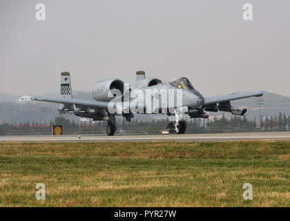 Ein US Air Force A-10 Thunderbolt II ab der 25 Fighter Squadron bereitet Sie an Osan Flughafen, Republik Korea, Okt. 22, 2018. A-10 s in der Routine Ausbildung bei schärfen Fähigkeiten für Such- und Rettungsmaßnahmen benötigt, teilgenommen. Die A-10 "Warzenschwein" ist die erste AF-Flugzeuge speziell für enge Luftunterstützung, die Kräfte zu Boden zu bieten und ist bekannt für seinen 30-mm-GAU-A8 Avenger Gatling-Typ Autocannon in der Lage feuern 3.900 Schuss pro Minute bekannt. (U.S. Air Force Foto: Staff Sgt. Sergio A. Gamboa) Stockfoto