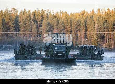 Norwegischen und Deutschen Militär transport PATRIOT Rakete Systeme über einen Fluss in Norwegen am Okt. 24, 2018 in die Luft während der Übung Trident Zeitpunkt 18. Trident Punkt 18 ist der NATO grösste Übung in den Jahrzehnten, in denen mehr als 50.000 Mitarbeiter aus 31 NATO- und Partnerstaaten. Die Übung findet in Norwegen. (Foto von Kevin Schrief) Stockfoto