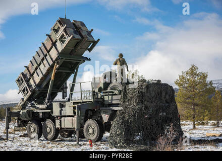 Norwegischen und deutschen Militärs Zug mit ein Patriot Rakete System in Norwegen am Okt. 24, 2018 in die Luft während der Übung Trident Zeitpunkt 18. Trident Punkt 18 ist der NATO grösste Übung in den Jahrzehnten, in denen mehr als 50.000 Mitarbeiter aus 31 NATO- und Partnerstaaten. Die Übung findet in Norwegen. (Foto von Kevin Schrief) Stockfoto