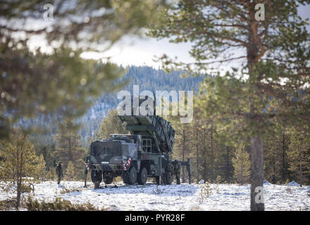 Norwegischen und deutschen Militärs Zug mit ein Patriot Rakete System in Norwegen am Okt. 24, 2018 in die Luft während der Übung Trident Zeitpunkt 18. Trident Punkt 18 ist der NATO grösste Übung in den Jahrzehnten, in denen mehr als 50.000 Mitarbeiter aus 31 NATO- und Partnerstaaten. Die Übung findet in Norwegen. (Foto von Kevin Schrief) Stockfoto