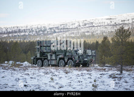 Norwegischen und deutschen Militärs Zug mit ein Patriot Rakete System in Norwegen am Okt. 24, 2018 in die Luft während der Übung Trident Zeitpunkt 18. Trident Punkt 18 ist der NATO grösste Übung in den Jahrzehnten, in denen mehr als 50.000 Mitarbeiter aus 31 NATO- und Partnerstaaten. (Foto von Kevin Schrief) Stockfoto