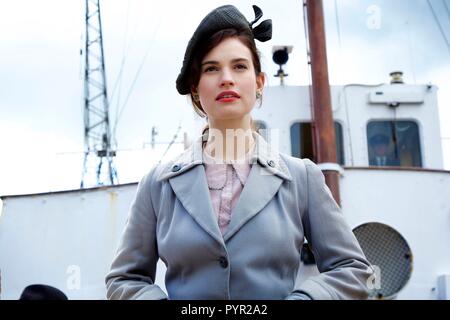 Original Film Titel: GUERNSEY LITERARISCHE UND KARTOFFEL SCHÄLEN PIE GESELLSCHAFT. Englischer Titel: Guernsey. Jahr: 2018. Regie: Mike Newell. Stars: LILY JAMES. Credit: BLUEPRINT BILDER / Album Stockfoto