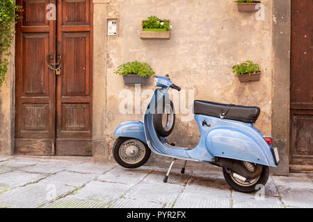 Scooter durch eine hölzerne Tür geparkt in Lovere am Lago d'Iseo, Italien Stockfoto