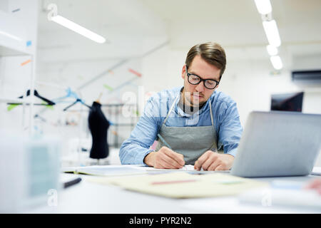 Konzentriert Designer arbeiten an Mode Skizze Stockfoto