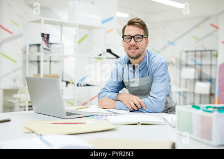 Happy Fashion Designer in Werkstatt Stockfoto