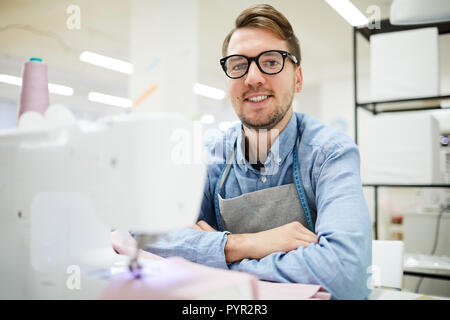 Aufgeregt professional Maßgeschneiderte in Gläsern Stockfoto