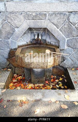 Japan rituelle Reinigung custom-Brunnen und Pfannen für traditionelle Reinigung. Stockfoto