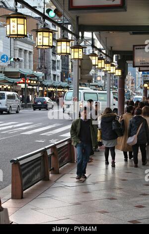 KYOTO, Japan - 24. NOVEMBER 2016: Menschen kaufen bei Shijo-Dori in Kyoto, Japan. Kyoto ist eine große Stadt mit einer Bevölkerung von 1,5 Millionen. Stockfoto