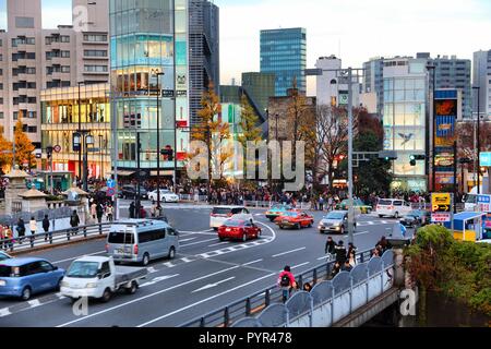 Tokio, Japan - Dezember 4, 2016: die Menschen besuchen Abend Harajuku Distrikt von Tokio, Japan. Tokyo ist die Hauptstadt von Japan. 37,8 Millionen Menschen leben Stockfoto