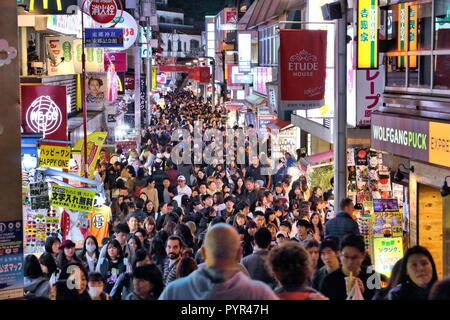 Tokio, Japan - Dezember 4, 2016: Leute shop Nachts im Takeshita Straße, Harajuku Distrikt von Tokio, Japan. Tokyo ist die Hauptstadt von Japan. 37,8 Stockfoto