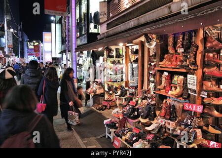 Tokio, Japan - Dezember 4, 2016: Leute shop Nachts im Takeshita Straße, Harajuku Distrikt von Tokio, Japan. Tokyo ist die Hauptstadt von Japan. 37,8 Stockfoto