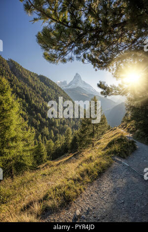 Berühmte Matterhorn Gipfel gegen Sonnenuntergang in Zermatt, Schweiz Stockfoto