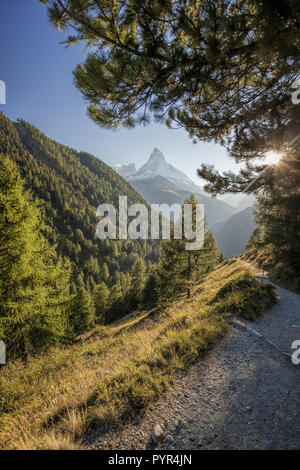 Berühmte Matterhorn Gipfel gegen Sonnenuntergang in Zermatt, Schweiz Stockfoto