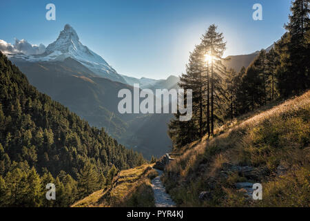 Berühmte Matterhorn Gipfel gegen Sonnenuntergang in Zermatt, Schweiz Stockfoto