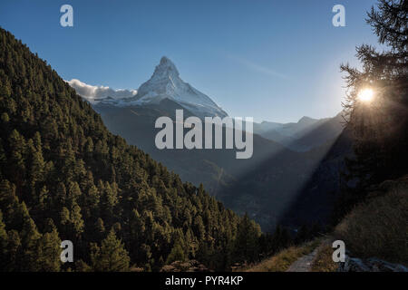 Berühmte Matterhorn Gipfel gegen Sonnenuntergang in Zermatt, Schweiz Stockfoto