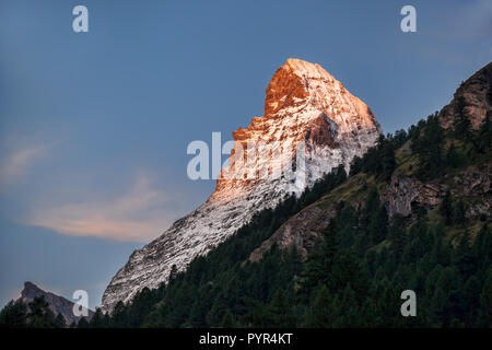 Berühmte Matterhorn Gipfel gegen Sonnenuntergang in Zermatt, Schweiz Stockfoto