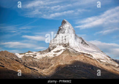 Berühmte Matterhorn Gipfel gegen Sonnenuntergang in Zermatt, Schweiz Stockfoto