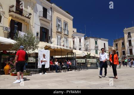 BARI, ITALIEN - 28 Mai, 2017: die Menschen besuchen die Altstadt in Bari, Italien. Bari ist die Hauptstadt der Region Apulien. Es hat 326,799 Einwohner. Stockfoto