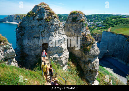 Oberhalb von Porte d "Aval, Fels mit Bande. Auf der Oberseite von Porte d "Aval, Klippe mit Durchgang/Gang/Weg. Stockfoto