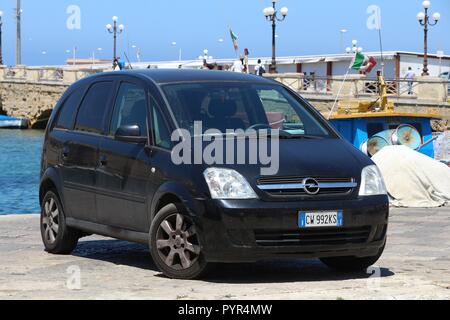 GALLIPOLI, Italien, 31. MAI 2017: Schwarz Familie Auto Opel Zafira in Italien geparkt. Es gibt 41 Millionen Kraftfahrzeuge in Italien zugelassen. Stockfoto