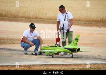 Apulien, Italien - Juni 3, 2017: Enthusiasten der Alipuglia RC Flugzeug Club nehmen Sie teil an einer lokalen Radio Controlled Turbine jet Ereignis in Oria, Apul Stockfoto