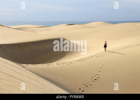 Touristische Besuche Gran Canaria Dünen - Maspalomas sand Wüstenlandschaft. Stockfoto