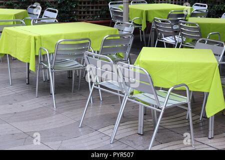 Generische modernes Restaurant in Barcelona, Spanien. Tische im Freien mit Edelstahl Stühle. Stockfoto