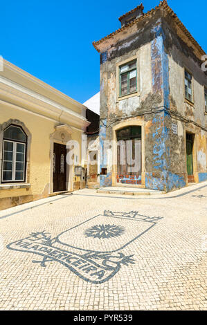 Wappen der Arm von Ericeira Stadt auf Kopfsteinpflaster vor einem alten Haus, Ericeira, Lissabon Küste, Portugal Stockfoto