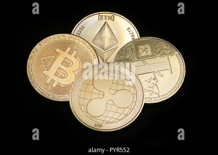 Litecoin, Welligkeit, des Astraleums & Bitcoin Goldmünzen, die cryptocurrenies vor einem schwarzen Hintergrund. Stockfoto