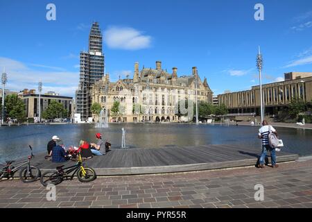 BRADFORD, Großbritannien - 11 Juli, 2016: die Menschen besuchen Centenary Square in Bradford, UK. Bradford ist eine der größten Städte in Yorkshire mit einer Bevölkerung von 528,155 Stockfoto