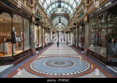 LEEDS, Großbritannien - 11 Juli, 2016: die Menschen besuchen Geschäfte der Victoria Quarter in Leeds, UK. Die mit Arkaden versehenen Straßen von Victoria Quarter in der Nähe von briggate Street haben viele Stockfoto