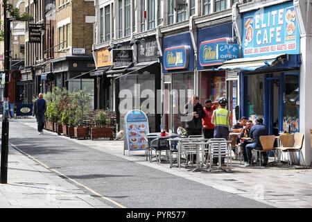 LONDON, Großbritannien - 9. JULI 2016: die Menschen besuchen Islington, London, UK. London ist die bevölkerungsreichste Stadt in Großbritannien mit 13 Millionen Menschen, die in der U-Bahn ein Stockfoto