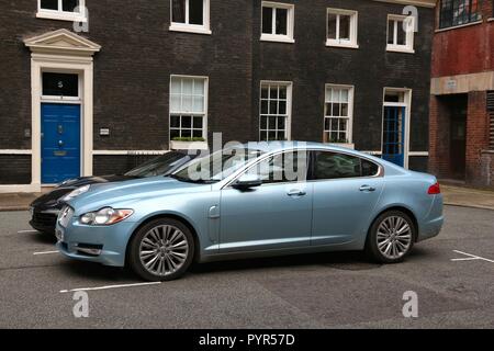 LONDON, Großbritannien - 9. JULI 2016: Jaguar XF mid-size Luxury Car in London geparkt. In 2014 81,570 Jaguar Fahrzeuge wurden von Jaguar Land Rover verkauft. Stockfoto