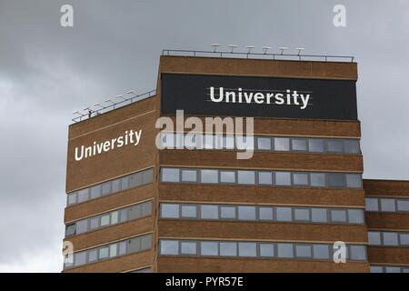 HUDDERSFIELD, Großbritannien - 10 JULI 2016: Universität Huddersfield, West Yorkshire, UK. Die Universität hat fast 20.000 Studenten. Stockfoto