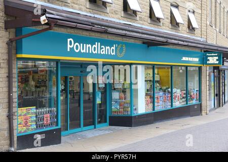 HUDDERSFIELD, Großbritannien - 10 JULI 2016: Poundland Discounter in Huddersfield, West Yorkshire, UK. Poundland ist eine britische Vielzahl store Kette mit 450 lo Stockfoto