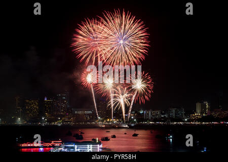 Feuerwerk erforscht über Stadtbild in der Nacht im Hafen im Pattaya. Urlaub festliche Feier Hintergrund Stockfoto