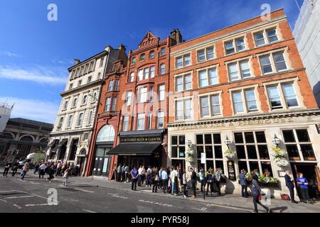 LONDON, Großbritannien - 8. JULI 2016: die Menschen besuchen Pubs in Smithfield, London, UK. Es gibt mehr als 7.000 Pubs in London. Stockfoto