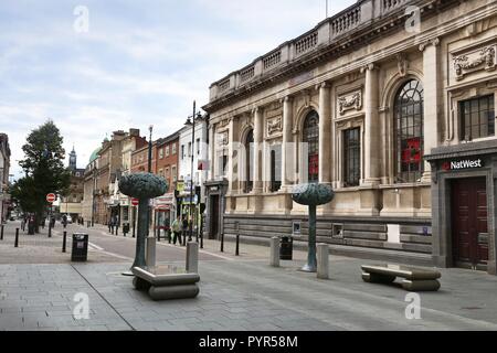 DONCASTER, Großbritannien - 12 Juli, 2016: Die Menschen in der Innenstadt von Doncaster, Großbritannien. Es ist eine der größten Städte in South Yorkshire, mit einer Bevölkerung von 109,805. Stockfoto