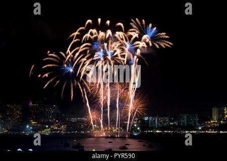 Feuerwerk erforscht über Stadtbild in der Nacht im Hafen im Pattaya. Urlaub festliche Feier Hintergrund Stockfoto