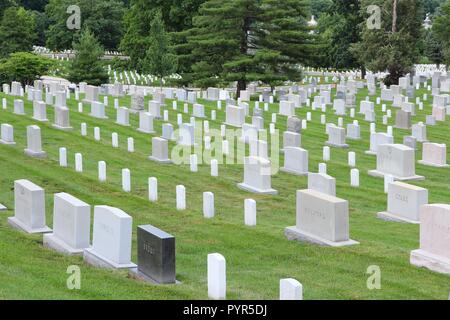 WASHINGTON, USA - 13. Juni, 2013: Arlington National Cemetery in Washington. Arlington National Friedhof wurde im Jahr 1864 gegründet und hat mehr als 400, Stockfoto