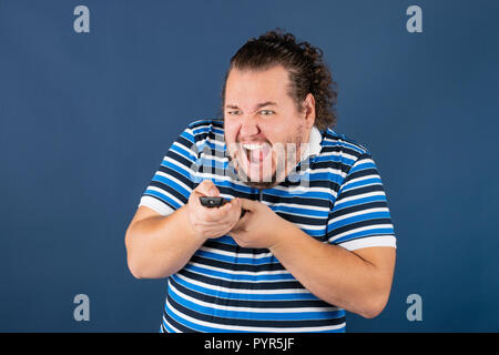 Sport Fan mit einer Fernbedienung. Gewinnen oder verlieren Stockfoto