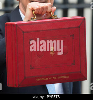 Der britische Schatzkanzler Philip Hammond zeigt die traditionellen roten Haushalt Fall versammelten Medien vor dem Herbst Budget 2018. Stockfoto