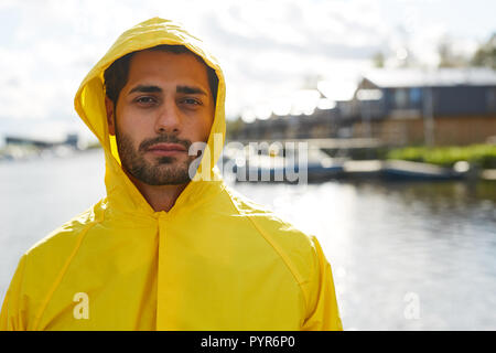 Portrait von Stattlichen bärtiger Mann am Dock Stockfoto