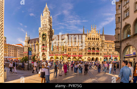 München, Deutschland - 22. September. 2018: die Menschen zu Fuß rund um den Marienplatz, die Rathaus-Glockenspiel, in München, Deutschland Stockfoto