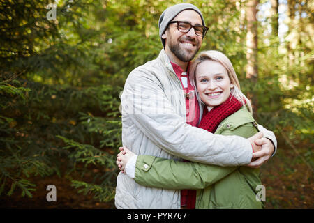Freundliche Paar in Holz Stockfoto