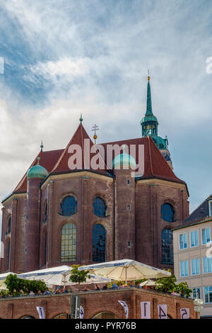 München, Deutschland, September 22, 2018: Blick auf die Pfarrkirche St. Peter, München, Bayern. Stockfoto