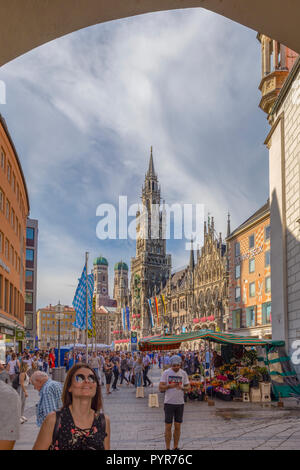 München, Deutschland - 22. September. 2018: die Menschen zu Fuß rund um den Marienplatz, die Rathaus-Glockenspiel, in München, Deutschland Stockfoto