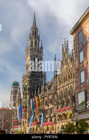 München, Deutschland - 22. September. 2018: die Menschen zu Fuß rund um den Marienplatz, die Rathaus-Glockenspiel, in München, Deutschland Stockfoto